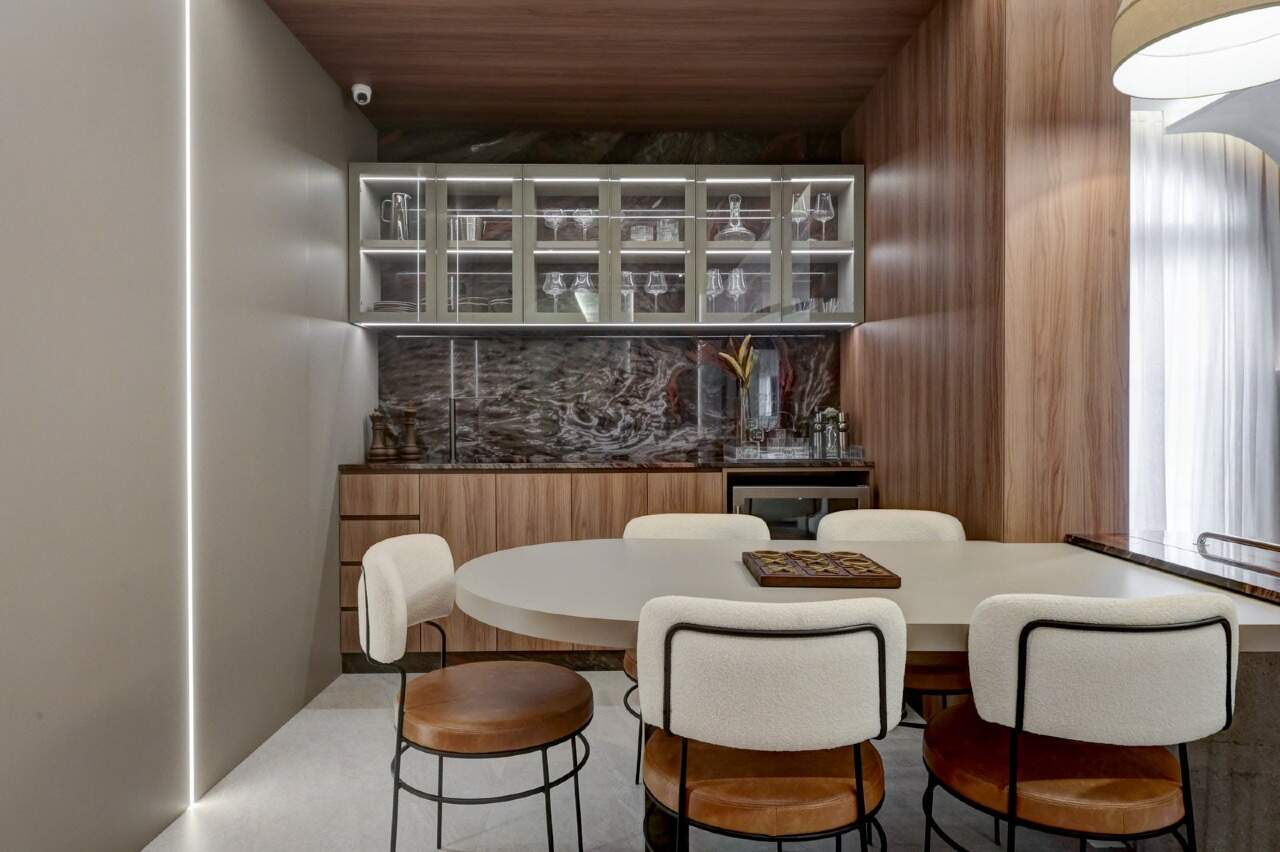 Apartamento à venda no Centro: Mesa redonda do espaço gourmet com cristaleira