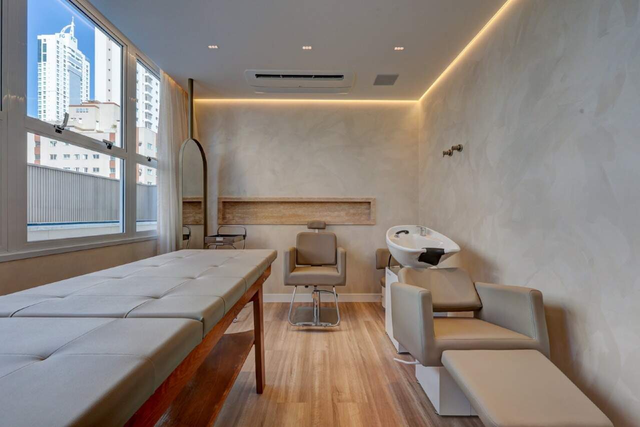 Apartamento à venda no Centro: Espaço de beleza com maca, cadeira de cabeleireiro e lavatório