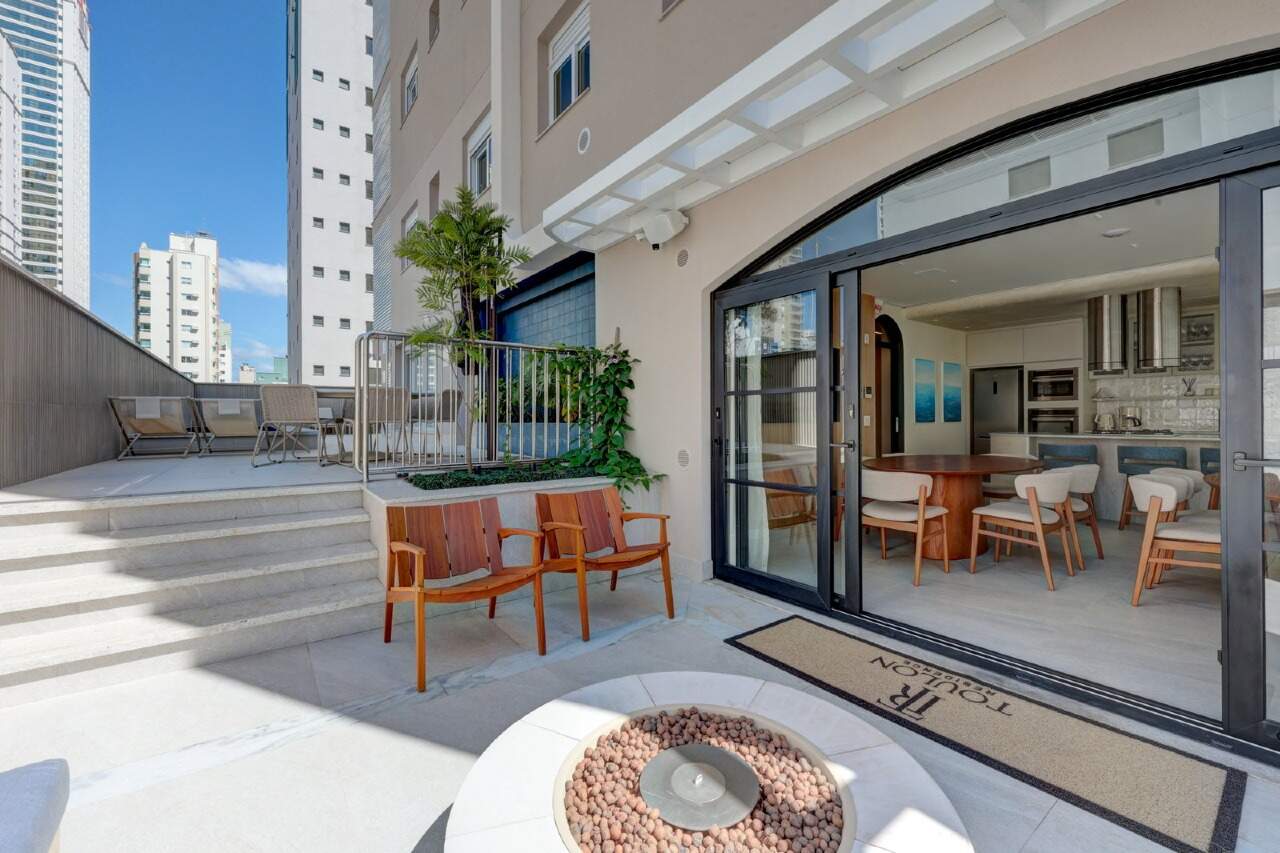 Apartamento à venda no Centro: Terraço com braseiro e porta em arco para o espaço gourmet