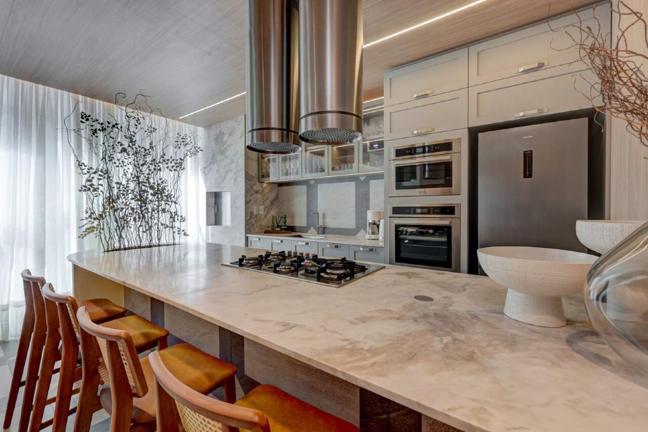 Cobertura à venda no Centro: Espaço gourmet com bancada de pedra, cooktop e banquetas
