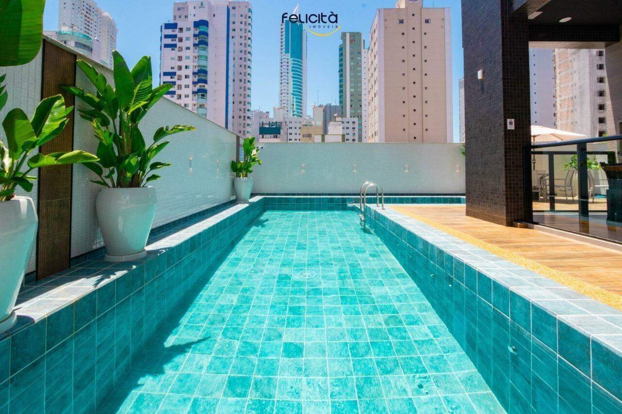 Apartamento à venda no Centro: Piscina com deck e prédios do Centro ao redor