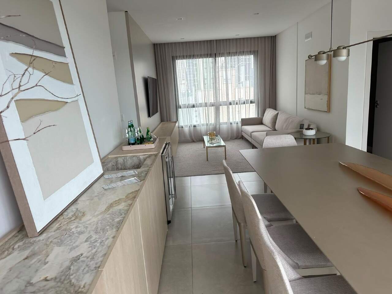 Apartamento à venda no Centro: Living em dois ambientes com sofá, aparador e cortinas até o teto