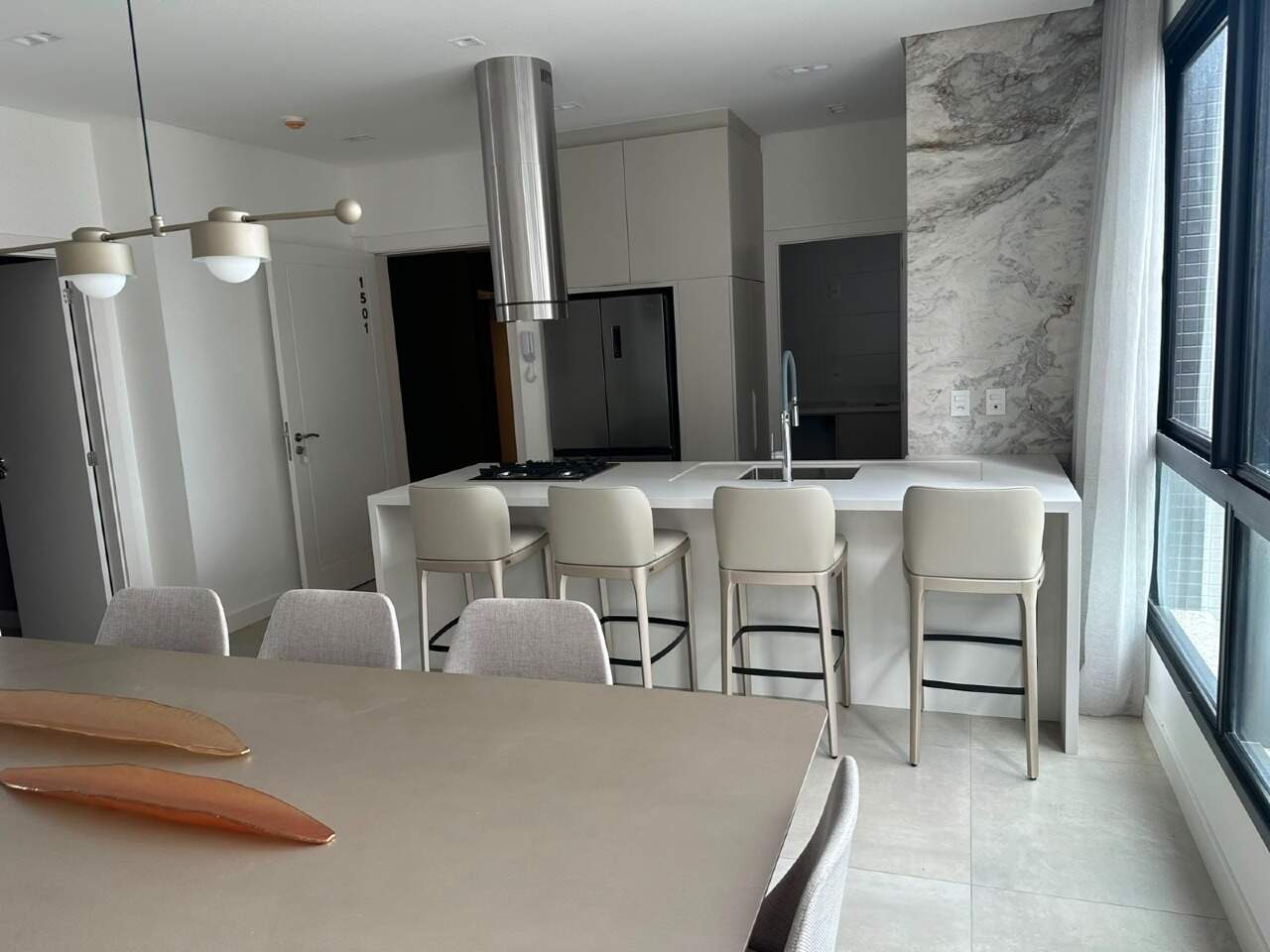Apartamento à venda no Centro: Cozinha com ilha, banquetas, coifa e parede marmorizada