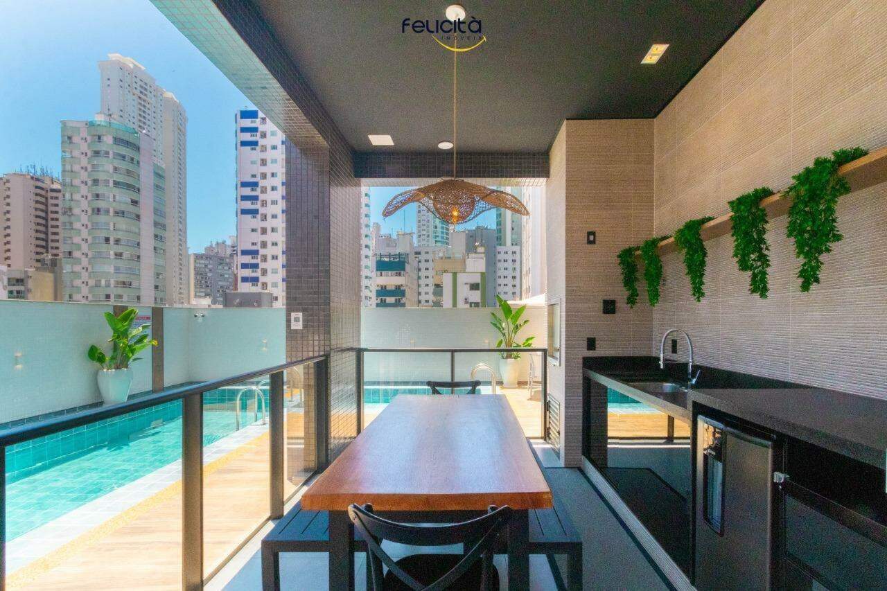 Apartamento à venda no Centro: Espaço gourmet com churrasqueira e mesa de madeira maciça
