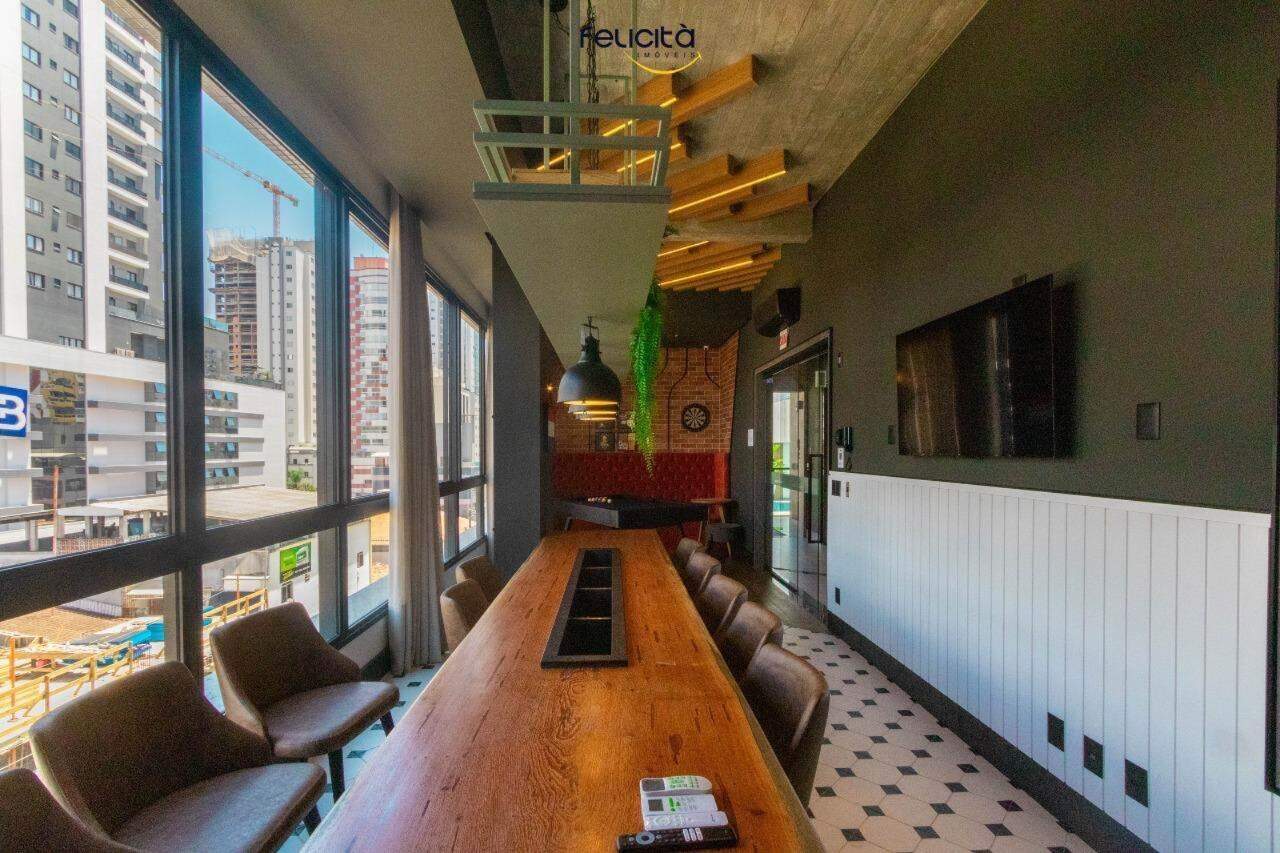 Apartamento à venda no Centro: Pub com mesa comunitária de madeira e TV