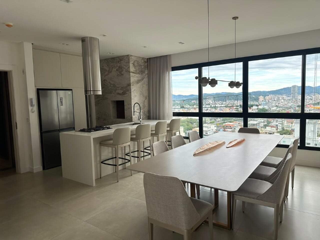 Apartamento à venda no Centro: Living, jantar e cozinha integrados, com janelas amplas para a cidade e os morros