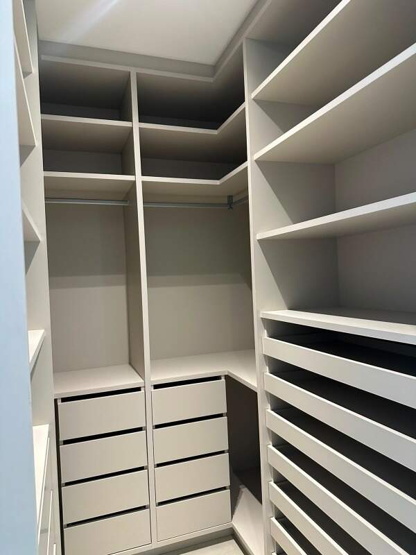 Apartamento à venda no Centro: Closet com gaveteiros e prateleiras planejadas