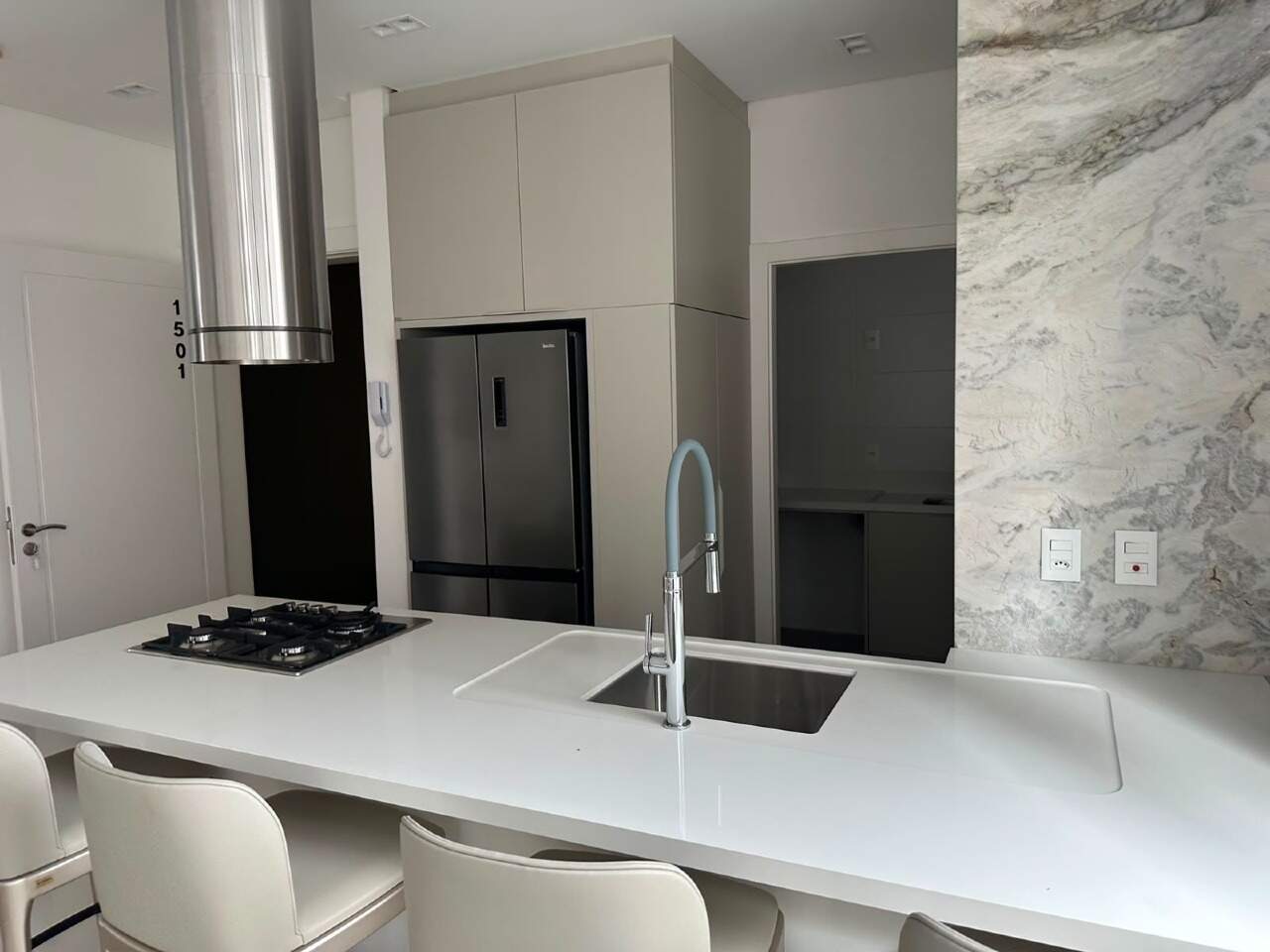 Apartamento à venda no Centro: Ilha da cozinha com cooktop, cuba e torneira gourmet