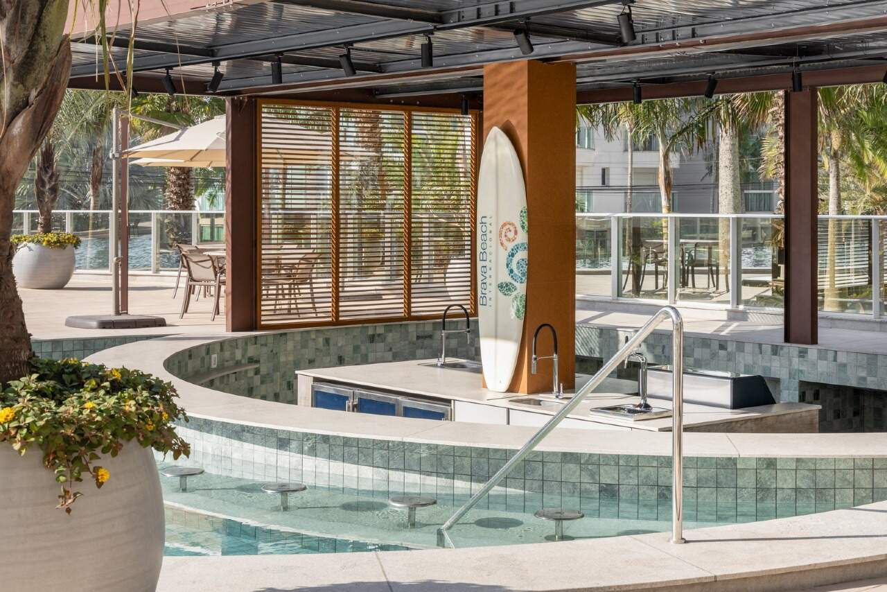 Apartamento à venda no Praia Brava: Bar molhado na piscina, junto ao quiosque de madeira