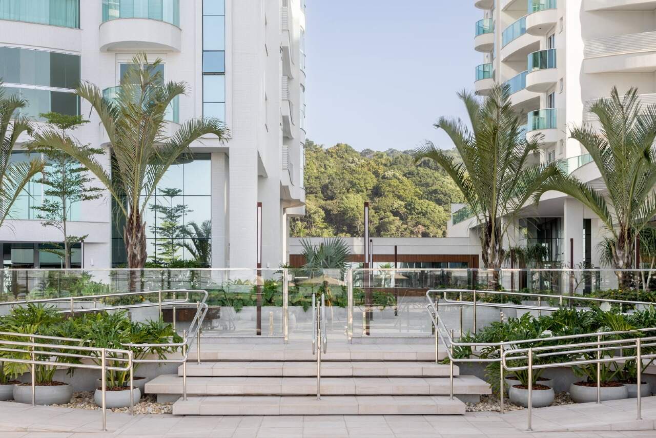 Apartamento à venda no Praia Brava: Escadaria com jardins e guarda-corpo de vidro