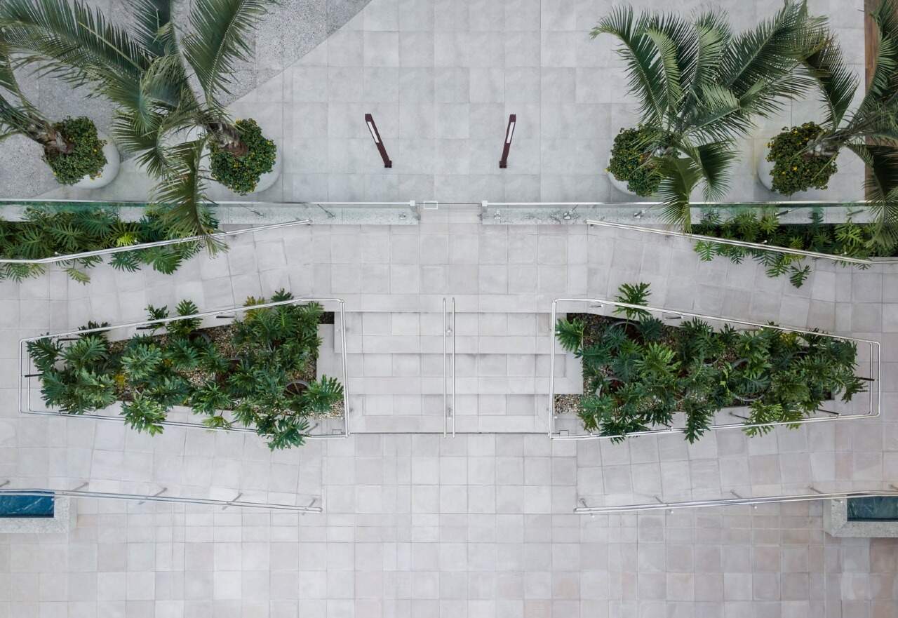 Apartamento à venda no Praia Brava: Praça com jardins e palmeiras vista de cima