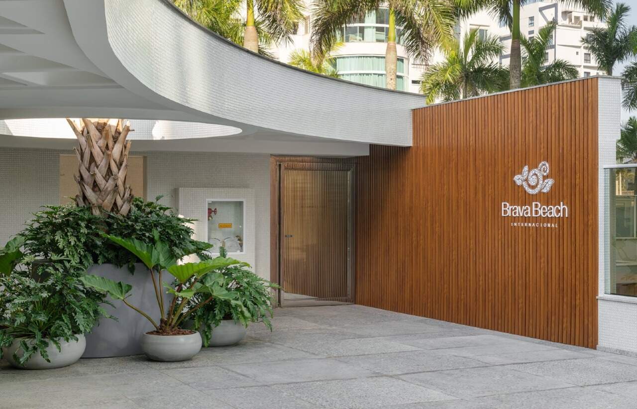 Apartamento à venda no Praia Brava: Entrada com painel de madeira e a marca Brava Beach
