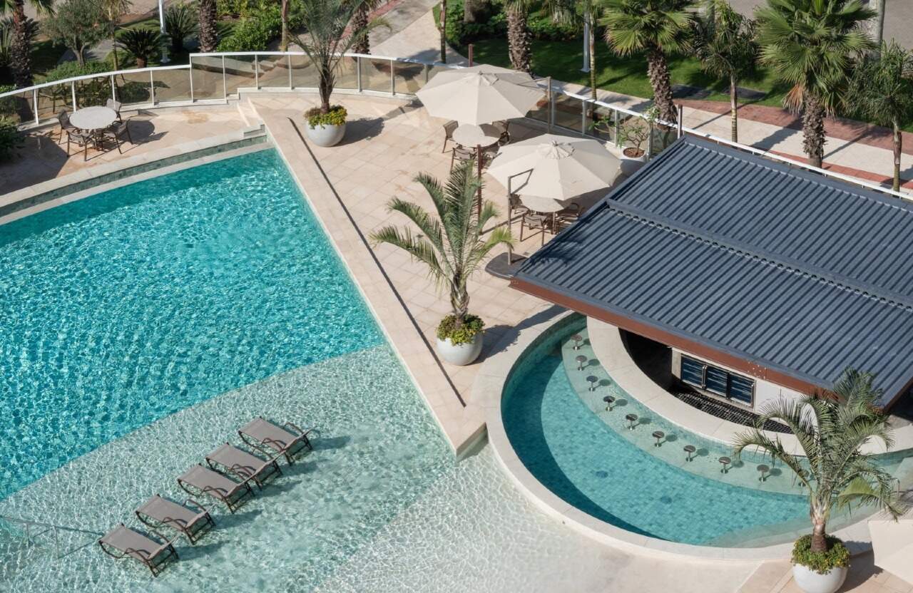 Apartamento à venda no Praia Brava: Vista aérea da piscina e do quiosque com cobertura metálica