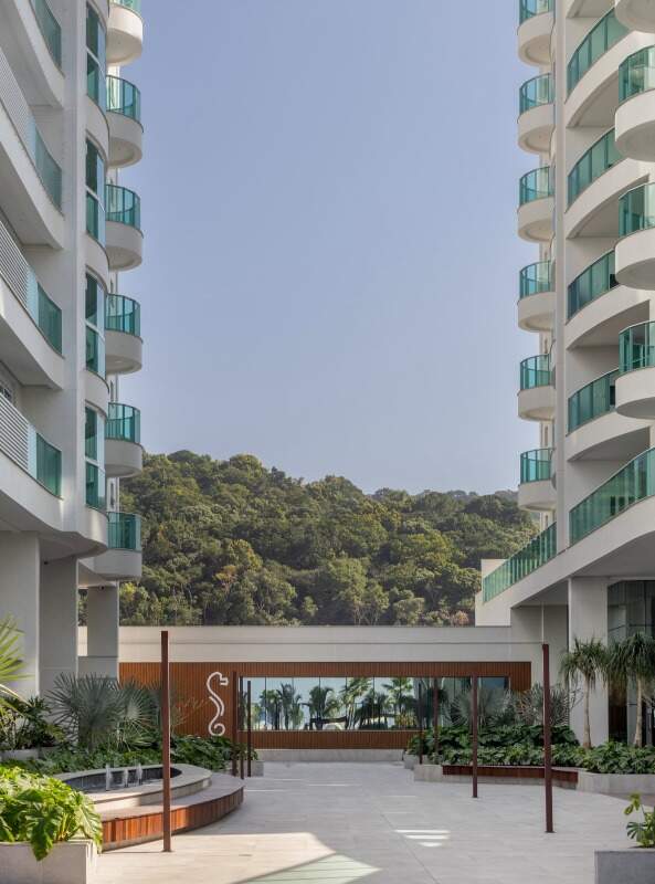 Apartamento à venda no Praia Brava: Passagem entre as torres com o morro verde ao fundo