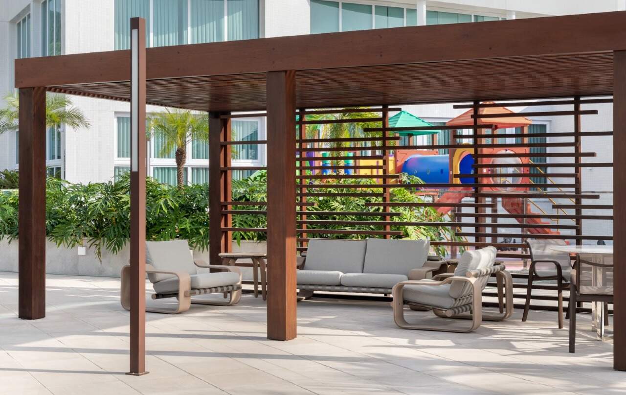 Apartamento à venda no Praia Brava: Lounge sob pergolado de madeira ao lado do playground