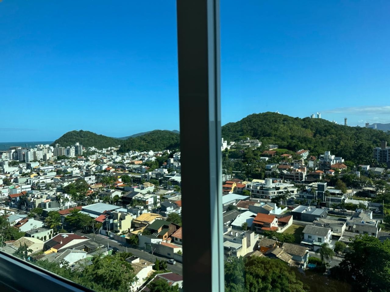 Apartamento à venda no Praia Brava: Vista aberta para o bairro e os morros verdes da Praia Brava