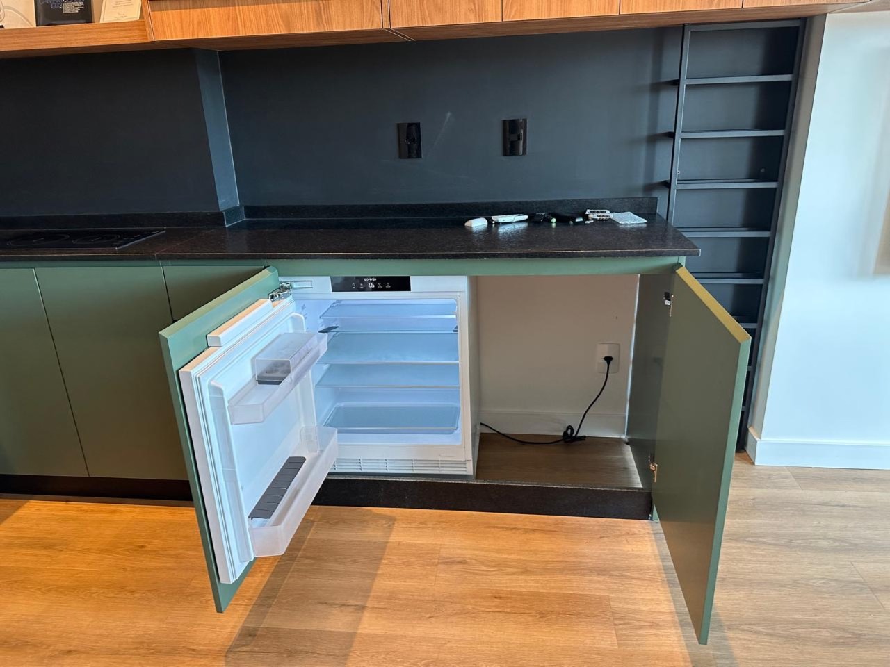 Apartamento à venda no Praia Brava: Bancada da cozinha com frigobar embutido e armários escuros