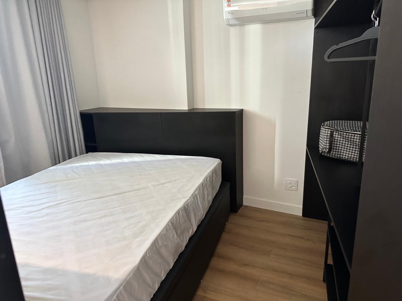 Apartamento à venda no Praia Brava: Área de dormir com cama e armário aberto