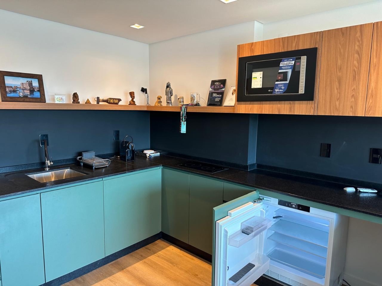 Apartamento à venda no Praia Brava: Cozinha planejada em verde e madeira, com micro-ondas e cooktop
