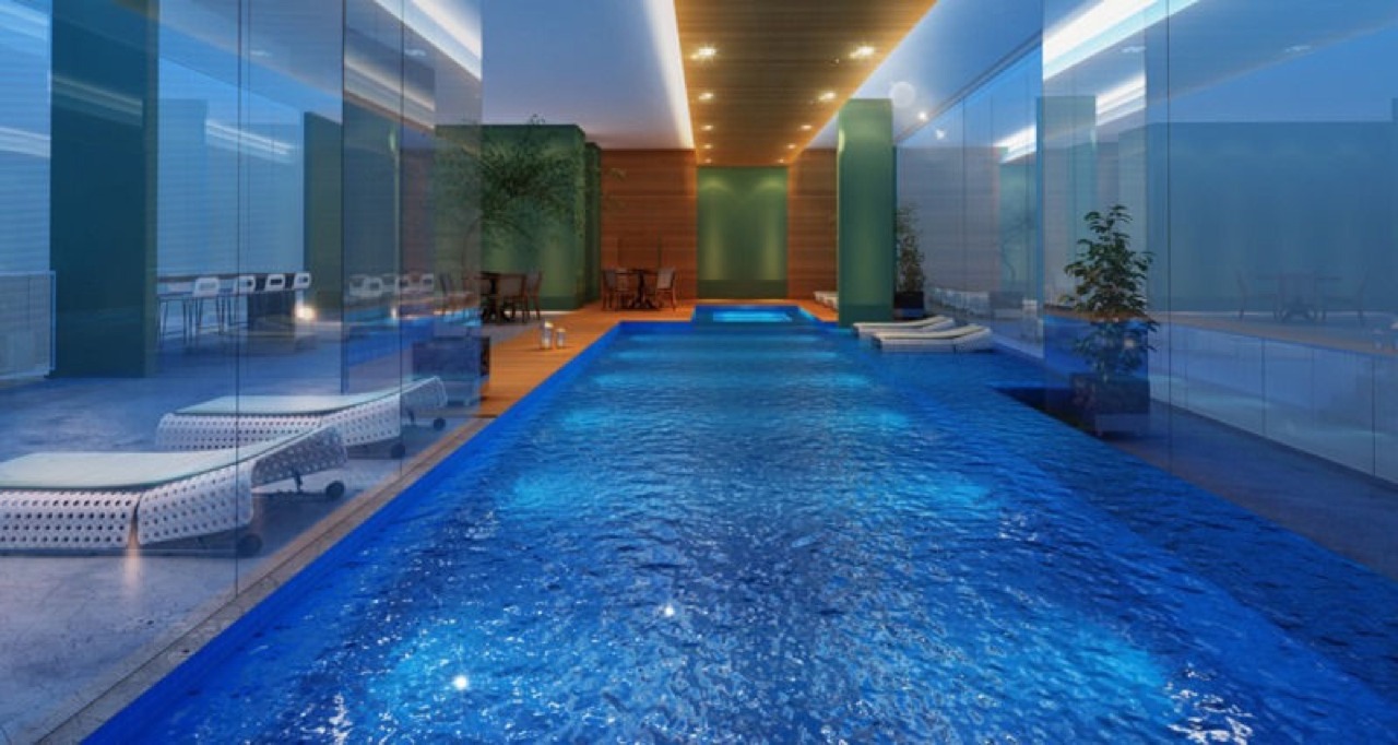 Apartamento à venda no Praia Brava: Piscina coberta com iluminação e paredes de vidro (imagem ilustrativa)