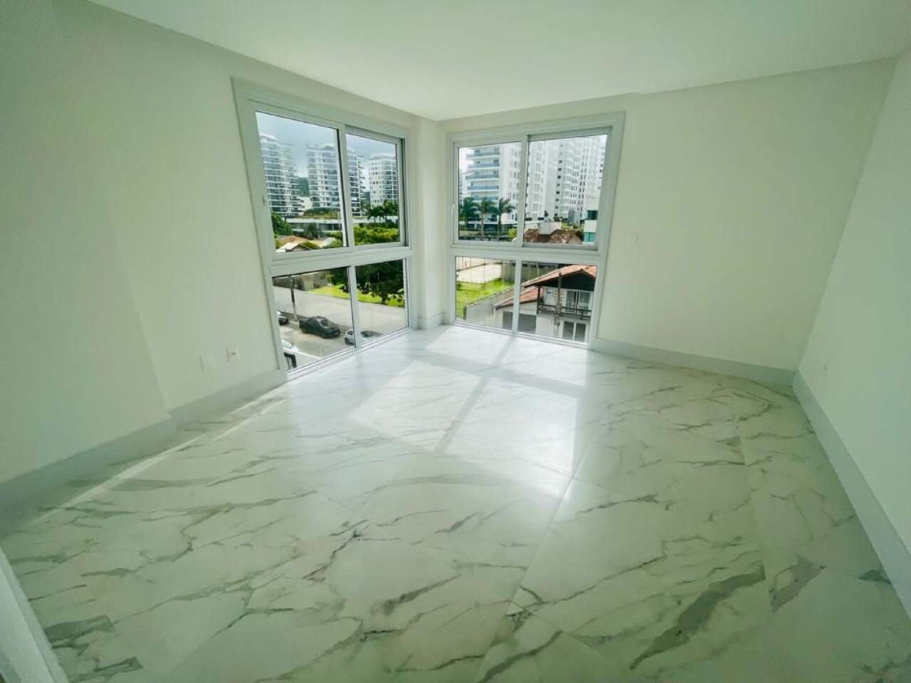 Apartamento à venda no Praia Brava: Dormitório com janelas de canto e bastante luz natural