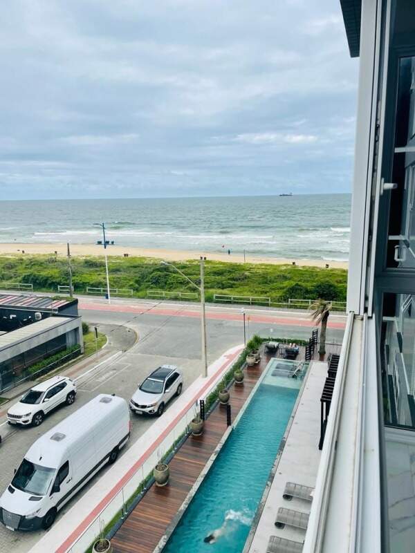 Apartamento à venda no Praia Brava: Vista da sacada: piscina do prédio, avenida da orla e o mar
