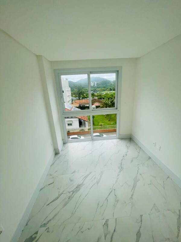 Apartamento à venda no Praia Brava: Dormitório com vista para o morro e o verde da Brava