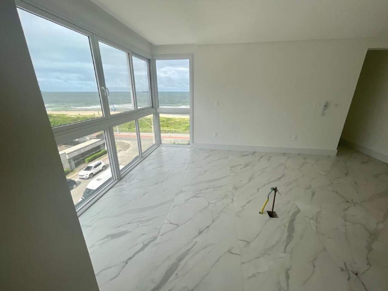 Apartamento à venda no Praia Brava: Living com janelas amplas voltadas para a praia