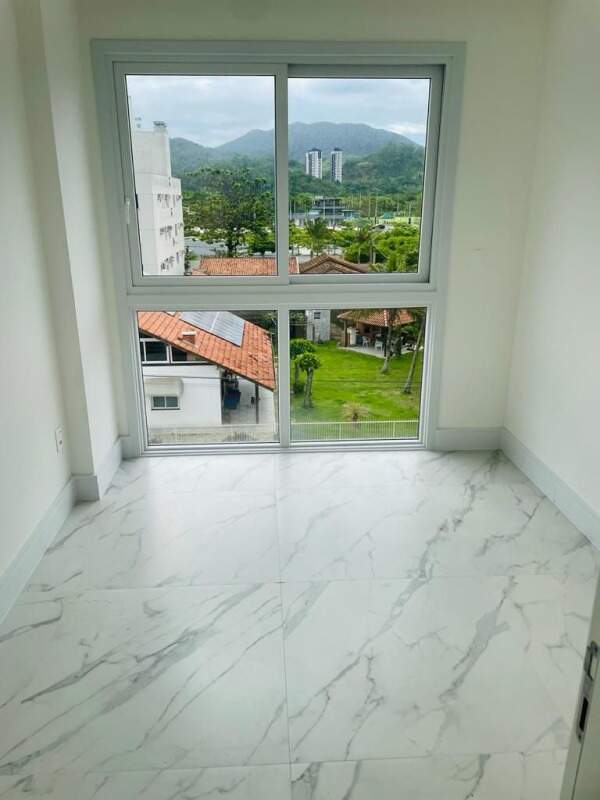 Apartamento à venda no Praia Brava: Dormitório com porta-janela e vista para o morro