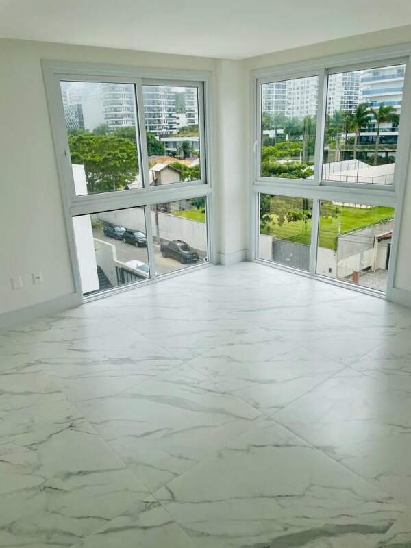 Apartamento à venda no Praia Brava: Dormitório com vista para os prédios da Praia Brava