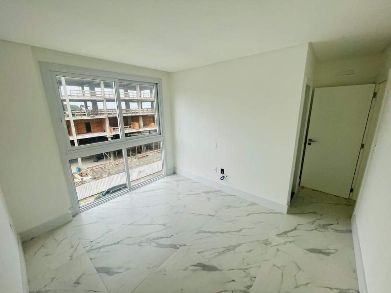 Apartamento à venda no Praia Brava: Ambiente social com porta para a circulação íntima