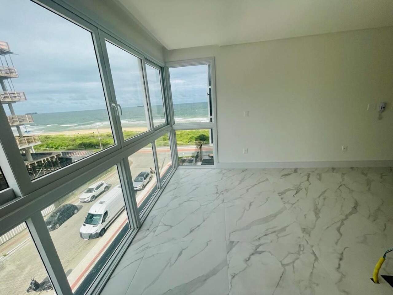 Apartamento à venda no Praia Brava: Living de canto com vista lateral para o mar e para a orla