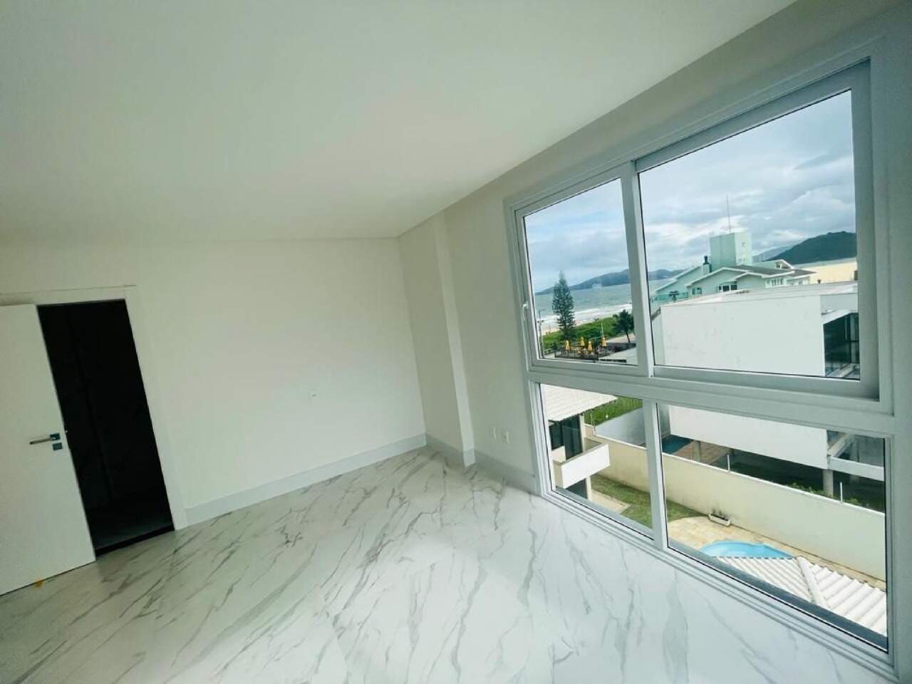 Apartamento à venda no Praia Brava: Dormitório com janela ampla
