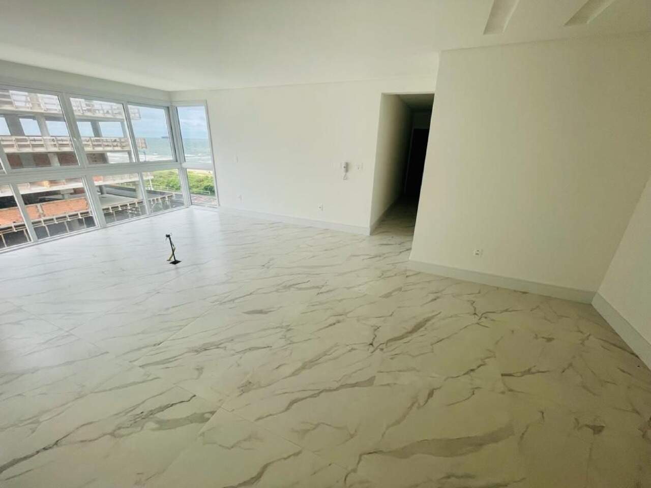 Apartamento à venda no Praia Brava: Living amplo com porcelanato marmorizado