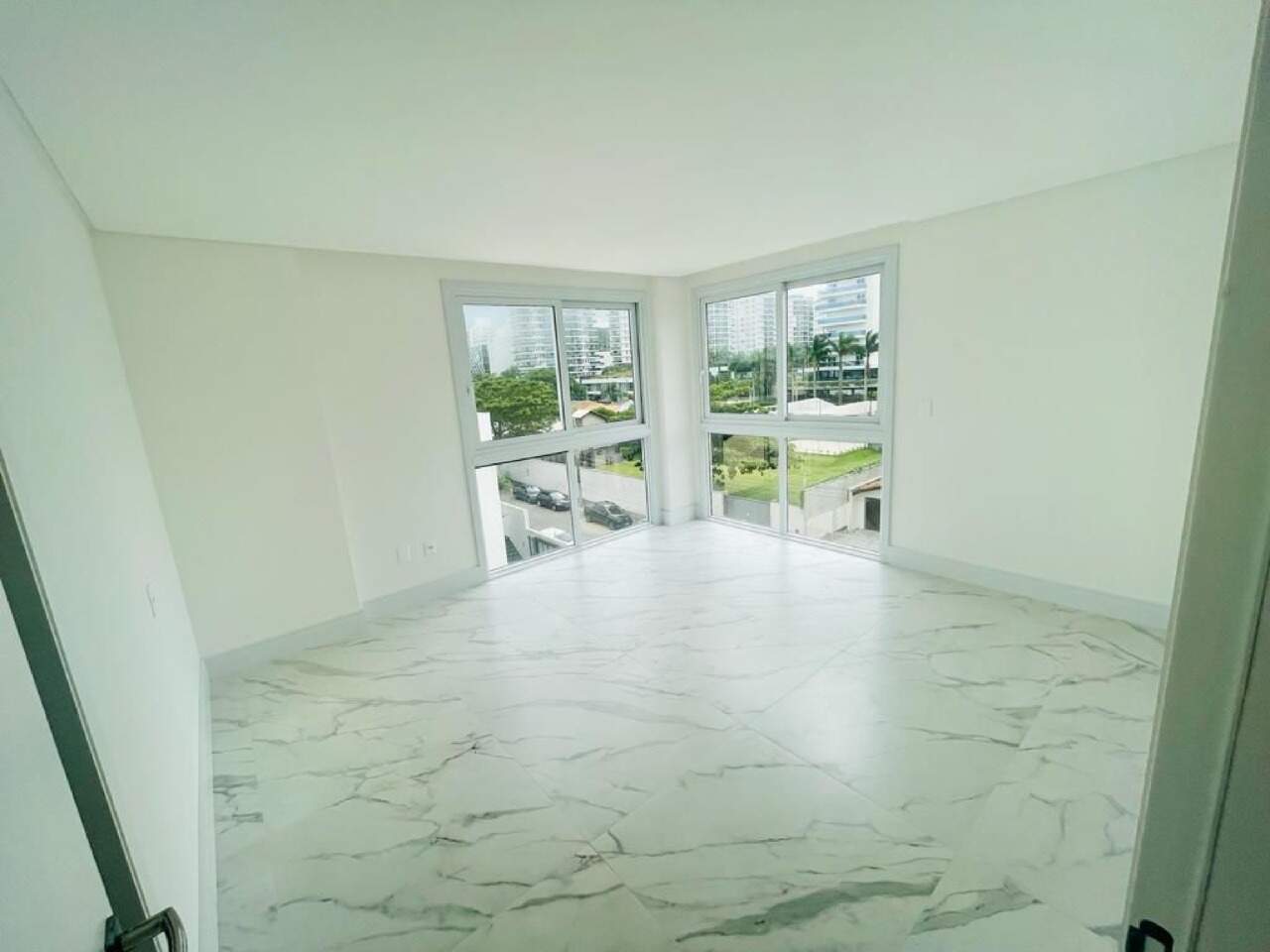 Apartamento à venda no Praia Brava: Dormitório com janelas de canto