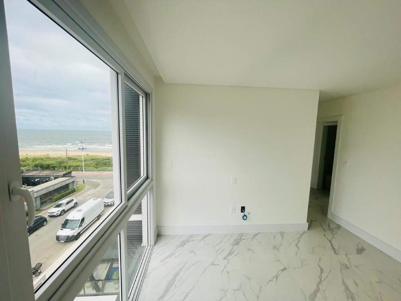 Apartamento à venda no Praia Brava: Ambiente social com janela para o mar
