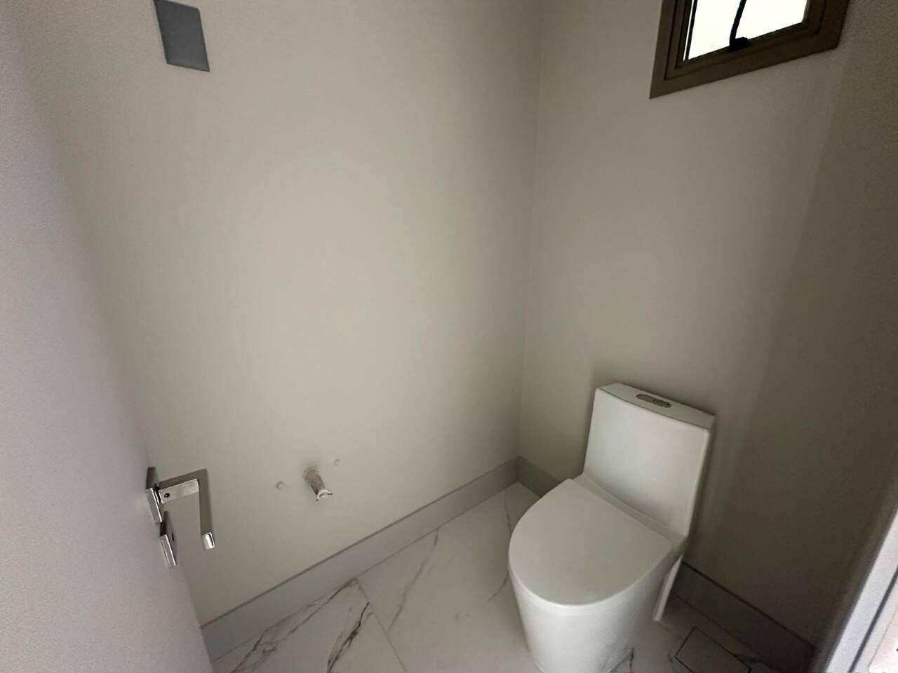 Apartamento à venda no Centro: Lavabo com bacia e piso claro