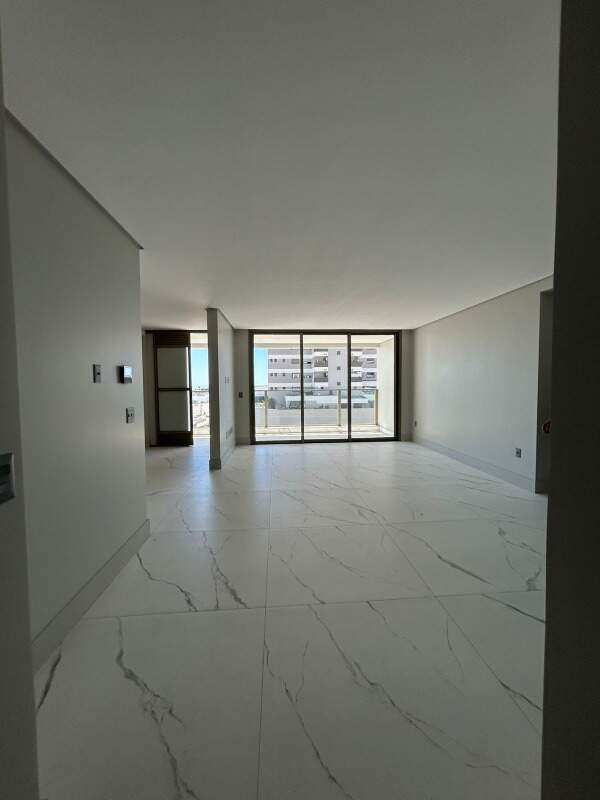 Apartamento à venda no Centro: Living e jantar integrados, com janela ampla ao fundo