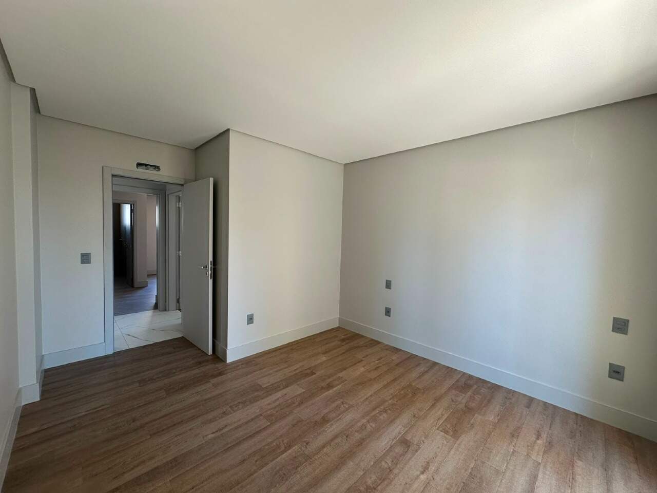 Apartamento à venda no Centro: Suíte com piso amadeirado e iluminação natural