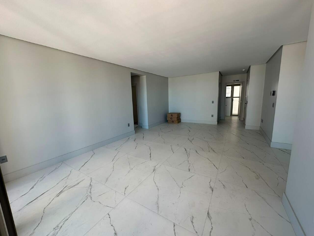 Apartamento à venda no Centro: Living amplo com piso marmorizado claro