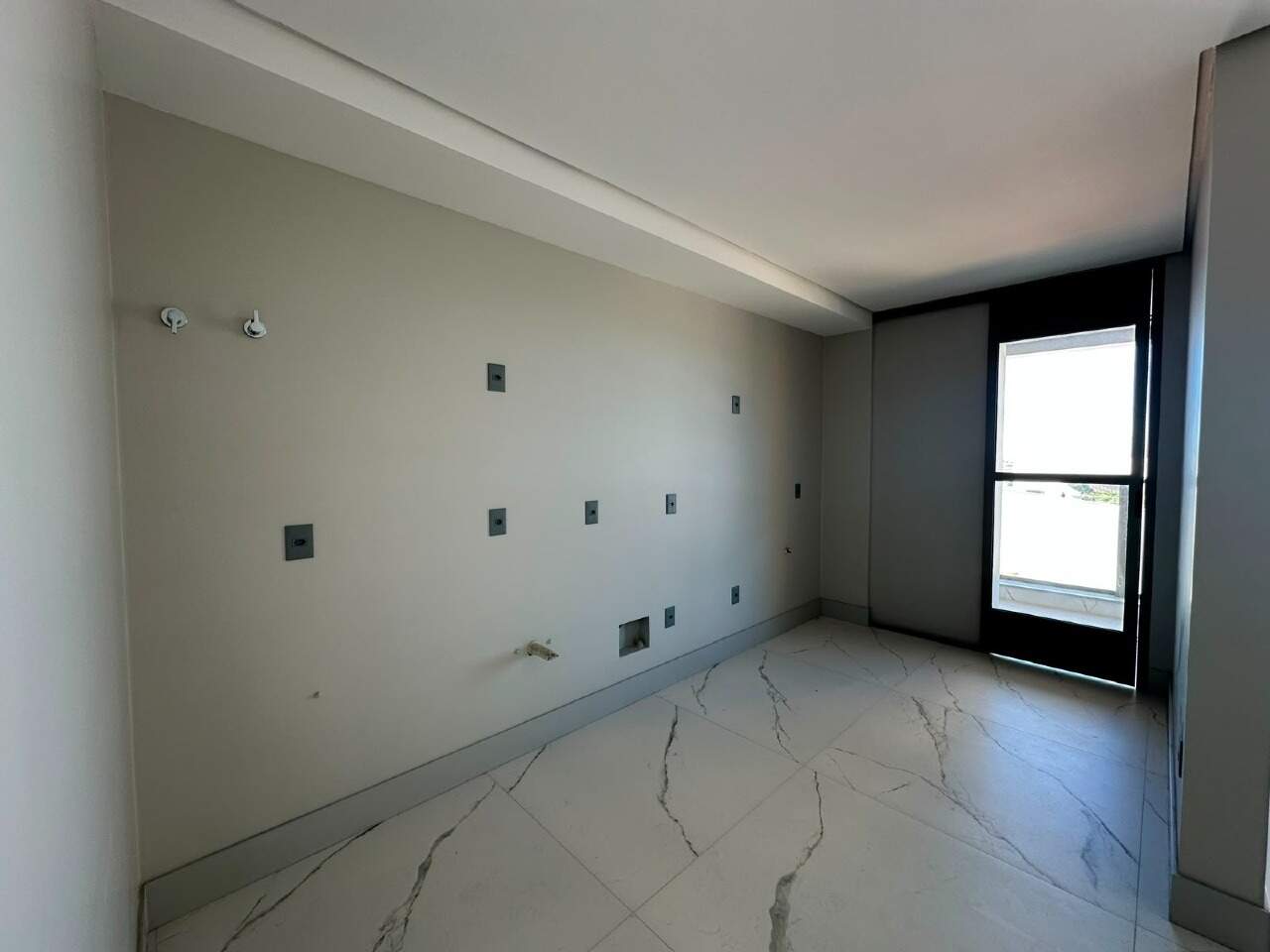 Apartamento à venda no Centro: Cozinha com pontos elétricos prontos para a marcenaria e porta envidraçada