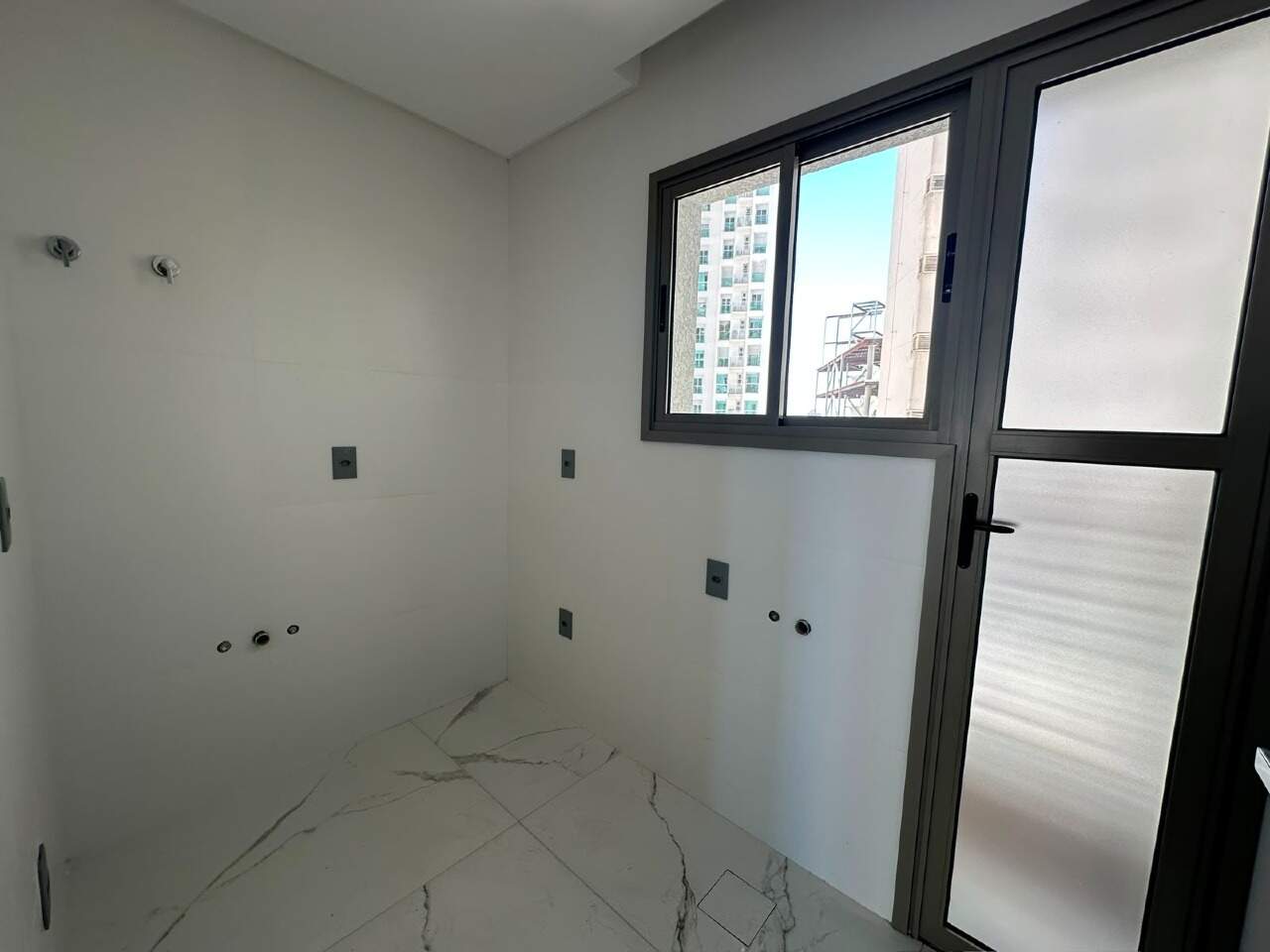 Apartamento à venda no Centro: Área de serviço com janela e porta envidraçada