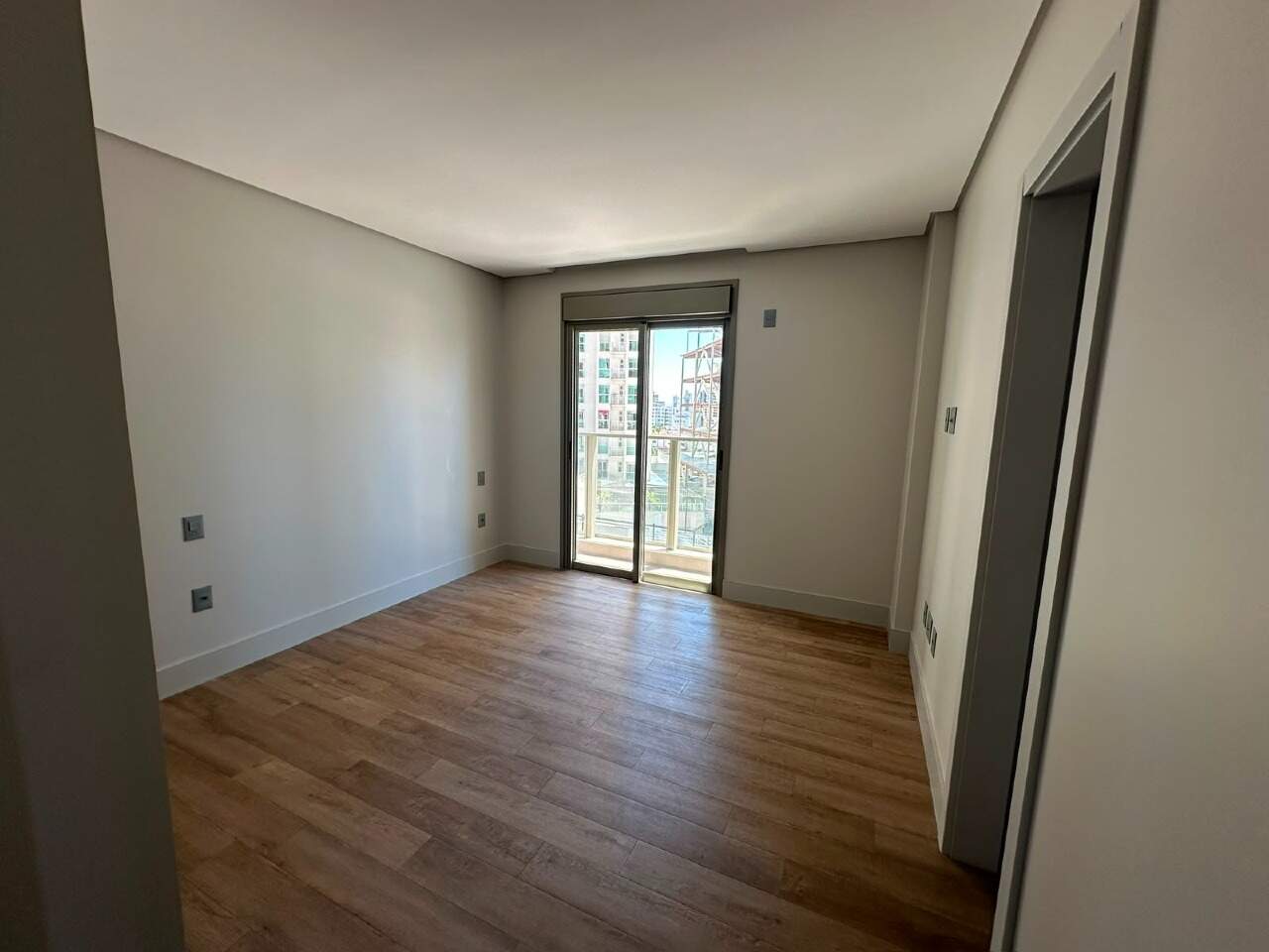 Apartamento à venda no Centro: Suíte com porta de correr para a sacada