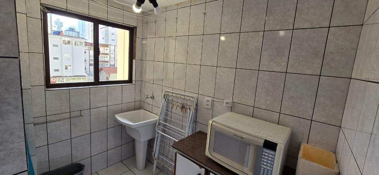Apartamento à venda no Centro: Área de serviço com ventilação natural.