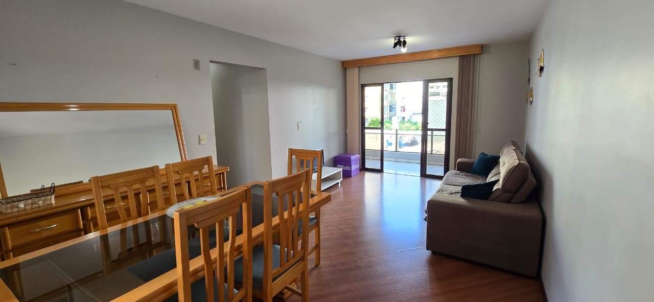 Apartamento à venda no Centro: Living com espaços de estar e jantar.
