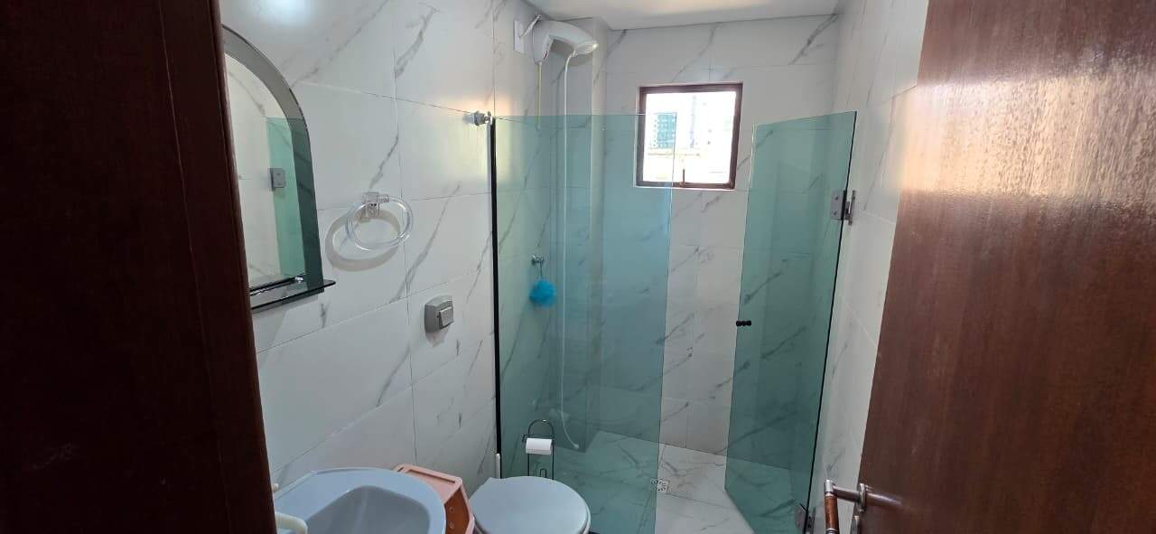 Apartamento à venda no Centro: Banheiro do apartamento.