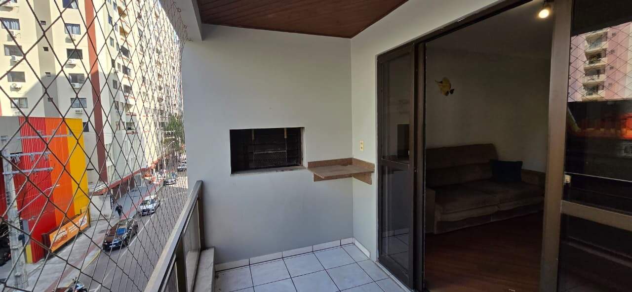 Apartamento à venda no Centro: Sacada com churrasqueira do apartamento.