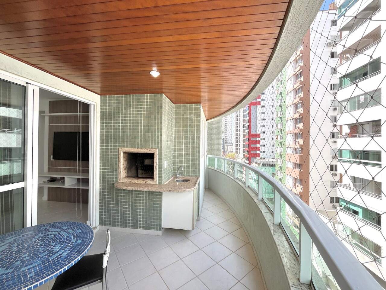 Apartamento à venda no Centro: Sacada com churrasqueira do apartamento.
