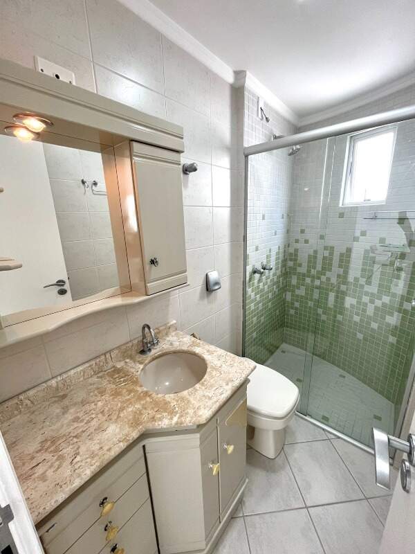 Apartamento à venda no Centro: Banheiro do apartamento.