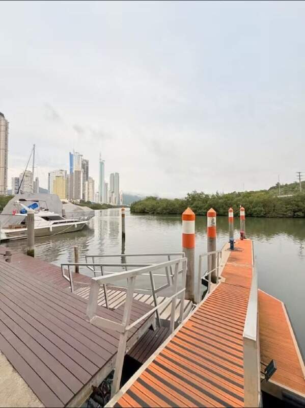 Cobertura à venda no Barra Sul: Marina do condomínio Marina Beach Towers. Foto real da área comum.